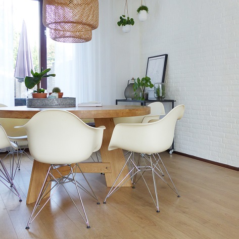 ronde eettafel met kuipstoelen