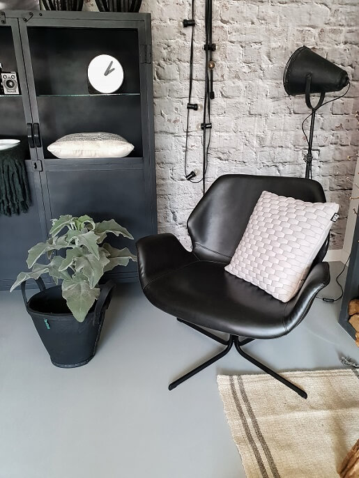 leren-fauteuil-zuiver-stalen-kast-brickwall