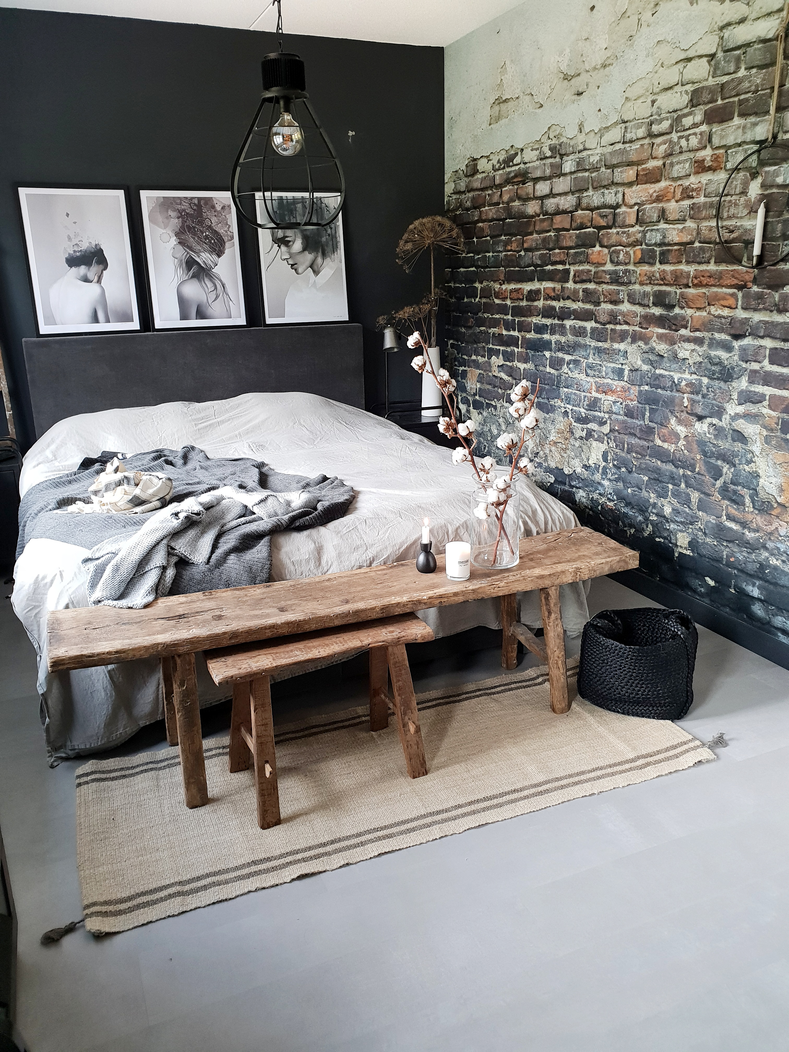 slaapkamer met bakstenen muur