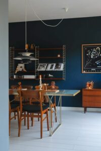 blauwe muur witte vloer wooninspiratie